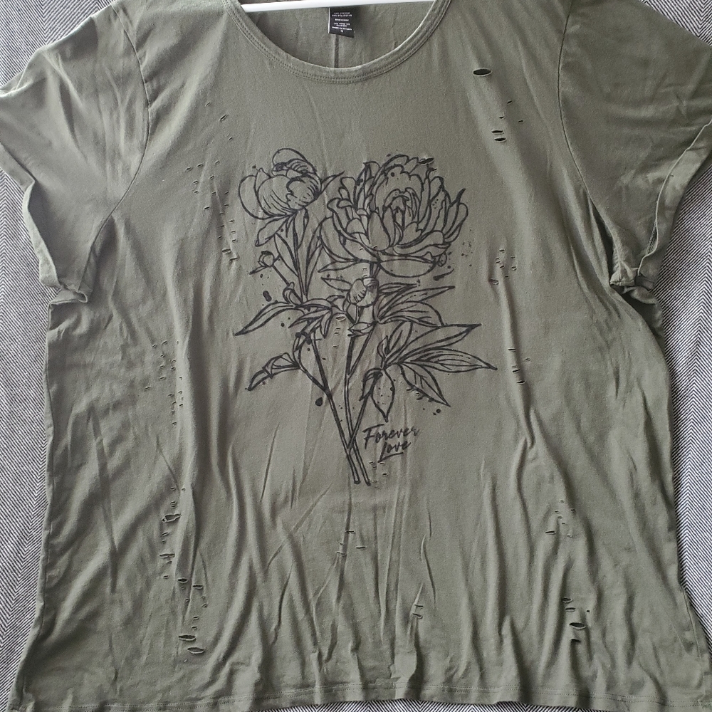TORRID 4 green t-shirt with flowers